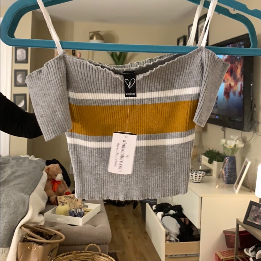 Cropped sweater top with sleeves